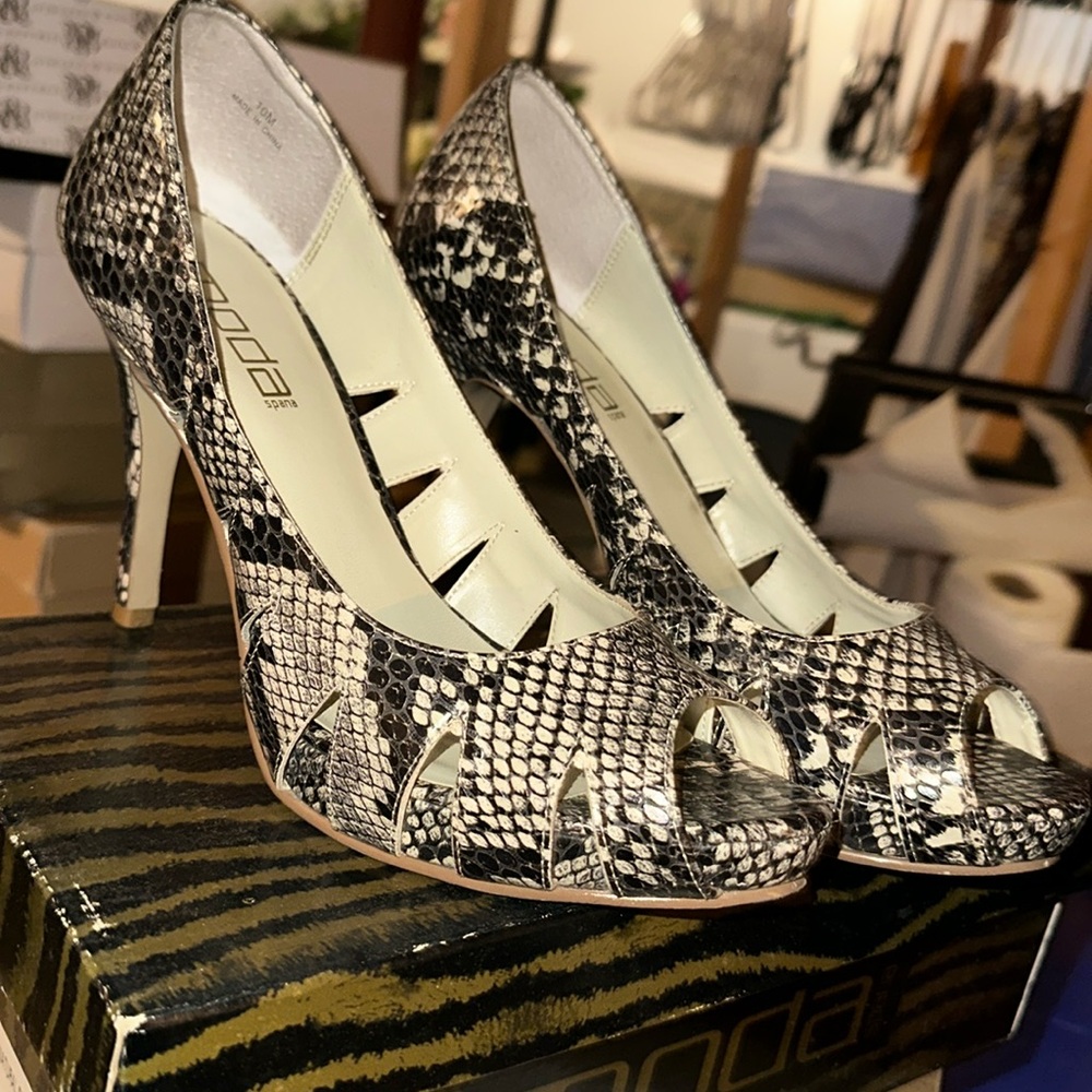 Mother’s Closet/ open toe heels/ snake print